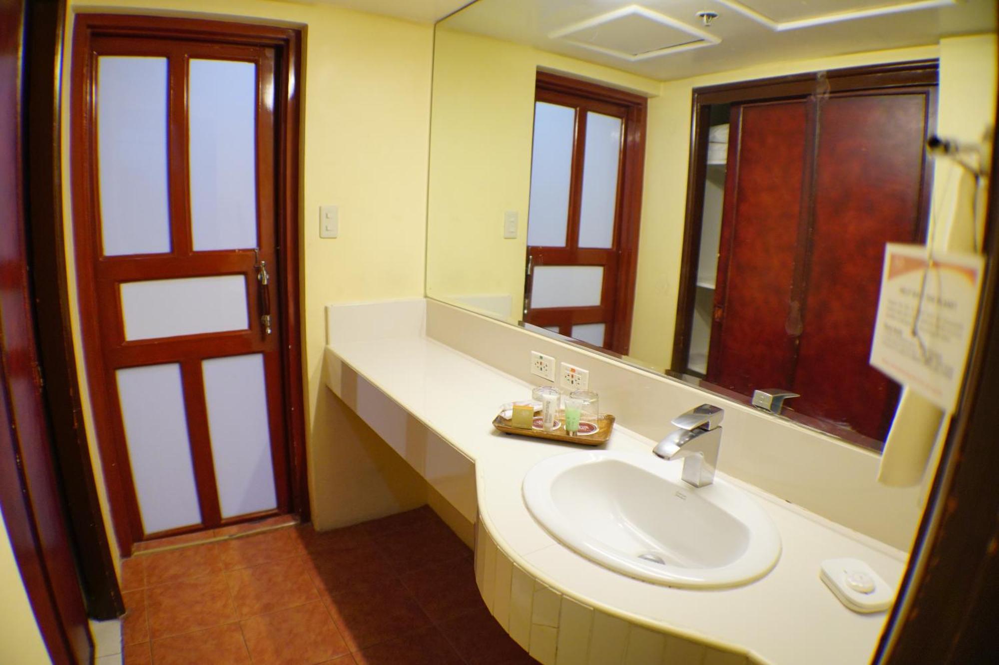 Bayview Park Hotel Manila Bagian luar foto